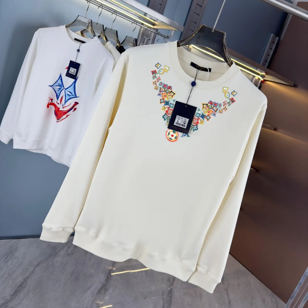 🅿️250 hot style on the shelves🔥❗ 💫〖Louis Vuitton LV〗 Fashionable round neck sweatshirt, casually matched with various styles, it is perfectly handsome😎The whole dress is made of double waistcoats, which makes the whole dress more three-dimensional. Not ordinary factories can do such fine work. The 2025 spring style counters are on sale, exquisite round neck terry sweatshirt, high-end double-strand pure cotton Customized drawstring ribs are dyed in the same vat and are complete with three standards. The chest craftsmanship adopts a simple and elegant pattern on the chest, which is easy to control for any age group! Fit and comfortable! Customized thickened 440g terry sweatshirt fabric, soft and comfortable to the touch, with a three-dimensional shape! 🙌🏻 It’s also very breathable, so it’s a versatile style that can be worn with any outfit! ✔Color: Black White Apricot Size: S M L XL 2XL